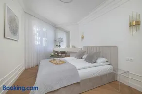 Klimatyzowany Apartament z Ogródkiem 2 Sypialniami i Miejscem do Pracy by Renters Prestige - Image 1