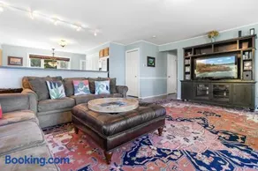 Charming home with stunning bay views, sunroom, gazebo, deck, & grill - Image 3