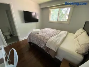 Yonge and Finch Subway !P Cozy & Quiet Private Bdr with Private Bathroom - Image 2