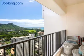 Gorgeous Oean View Penthouse at Waikiki with Parking - Image 4