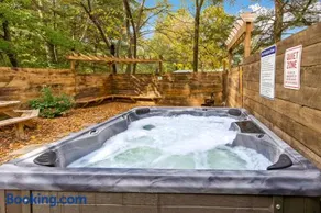 5 bd w Hottub - mins to Hunting Hiking & Fishing - Image 1
