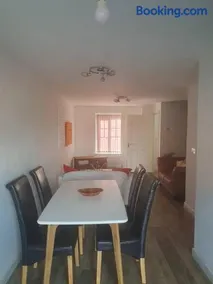 Home near Rugby Station for contractors and Work Commuters, 5 bedroom, Free Parking & Garden - Image 2