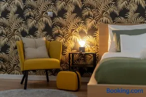 Old Town Luxe Retreat - King Bed - Steps to Main Square - Image 1