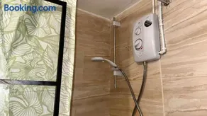 Cozy Guest Room in Basildon with Shared Facilities - Image 4
