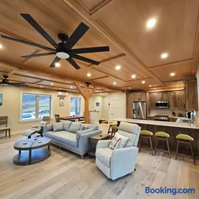Powder Run - Modern 3BR Basecamp with Hot Tub, AC, EV Charger & Flat Parking - Image 1
