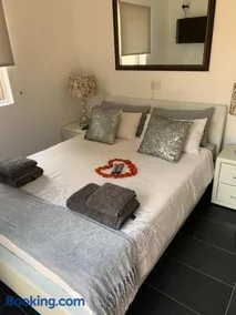 Lemon Tree Guest Cottage in Featherbrooke Estate - Image 1
