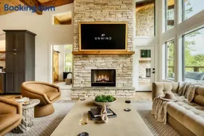 Legend - Cabin for 22 with Pool & Sports Simulator - Image 2