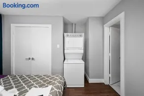 Sleek 1BR Apt with Free Park Near NRG, Med Center & UH - Image 3