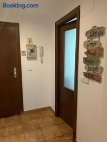 Apartamento con jardín privado y acceso a piscina - Image 1