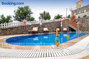 Angela Pool Apartments - Image 1
