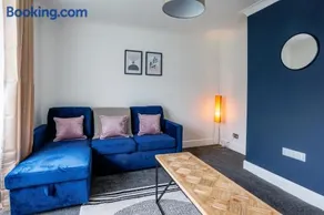 Enjoy 4 BR house perfect for family friends & work - Image 2