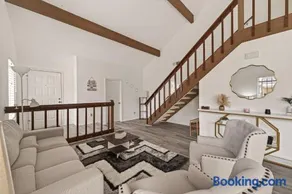 Modern & Elegant 3BR Home Steps from NRG Stadium & Texas Medical Center - Image 4