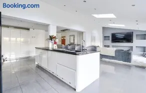Luxury Stay In Heart Of Nunthorpe by GR Estates - Image 3