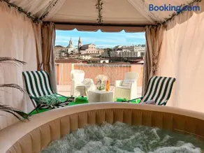 Colosseum House - Private Rooftop, Jacuzzi Hot Tub & View - Image 2