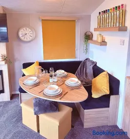The Eden - Sleeps 8 Pet Friendly Free Wi-Fi With Patio & Hub Passes Camber Sands Cosy Spacious Modern 8 Berth Caravan - Image 2