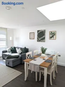 Lavish 2-Bed Apartment in the Heart of Brighton Lanes - Walk to the Seafront - Image 2
