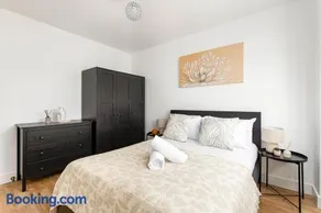 NEW-Modern Eco 4 Bed-Business and Leisure-Parking-EV Charger-By FabAccommodation - Image 3