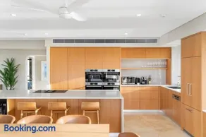 Luxury Hamilton Island Sub Penthouse on Level 12 & Buggy & Transfers - Image 3