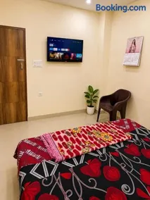 Spacious 1BHK in Delhi Near Metro And Noida - Image 2