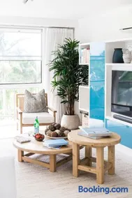 Sunshine Retreat offers Ocean Views and style - Image 2