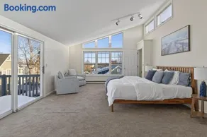 2BR Retreat in Downtown Old Orchard - Image 1