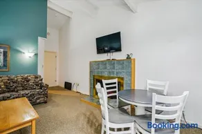 Cedarbrook Queen Suite 109 - Image 2