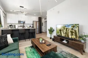 Spacious 2BR Suite with Fast Fiber Near Downtown PHX - Image 1