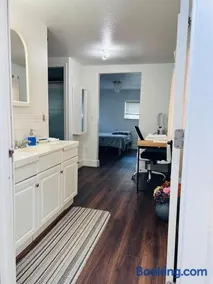 Cozy Suburb Studio - Private Entrance - Image 2
