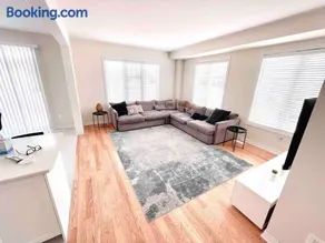 Large 5 Bedroom Newly Built Home Sleeps 12 Persons - Image 5