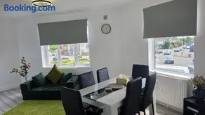 Spacious 2-Bedroom Flat Near Gidea Park Station - Image 2