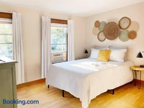 Cozy 3 Bedroom Getaway with Hot Tub - Image 2
