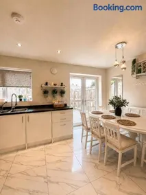 Newland House 3BR Luxury Stay - Image 2