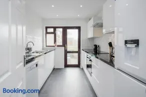 Bright and spacious home with free parking and garden - Image 4