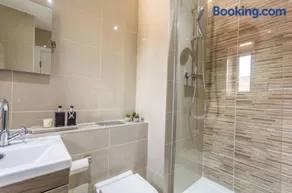FREE Parking 3BR London Flat with Netflix Baby Cot - Image 3
