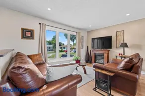 Cozy 3 Bedroom Home in Kingston, Ontario - Image 2
