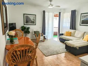 Beautiful 1 Bedroom Apartment with Mountain View - Image 2