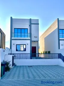 Al Dana Palma Villa - Luxury 4-bedroom villa with Heated Pool & Mountain Sea View - Image 2
