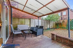 Cosy 3-Bedroom Serviced House with Free Fast WiFi and Parking for 2 Cars By Redwood Stays - Image 3