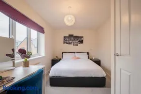 Hemsworth Homestay with Double Bedroom and Private Bathroom - Image 1