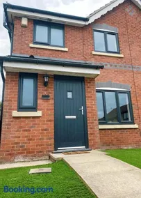 Railway House - Central Warrington - Sleeps 6 - Image 2
