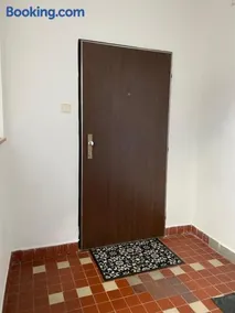 Utulny a prostorny podkrovni byt s krbovymi kamny - Image 3