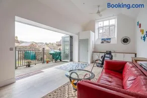 Bradshaw House - Luxury old school house conversion - sleeps 10 and accepts 2 dogs - Image 4