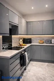 4BR Executive Accommodation with Private Parking Fast Wi-Fi - Image 4