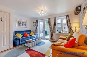 Cosy modern retreat 3 Bedrooms home with parking Essex - Image 2