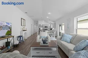 Cozy Family Stay- Queen-Double-Twins Bed- Full Kitchen-Netflix-Golf Cart-WiFi - Image 2