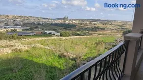 Lovely 3-bedroom apartment with stunning views - Image 2