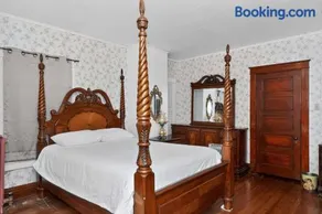 The Lamp Post Manor 5BR Historic Gem in Danville - Image 5