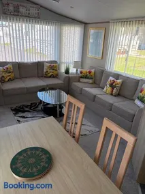 Seabreeze, Utopia, walking distance to beach, 5 Star Shorefield Country Park, Milford on Sea, Shorefield Road, SO41 0LH, United Kingdom - Image 5