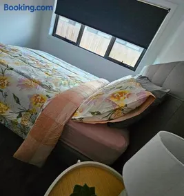 George Town Villa - Outdoor Alfresco - aircon FREE WIFI - Central location near MTB Trails - Image 5