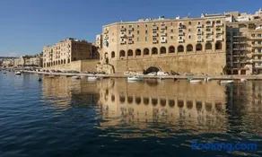 Bastion corner Close to the bus station and ferry to Valletta - Image 3